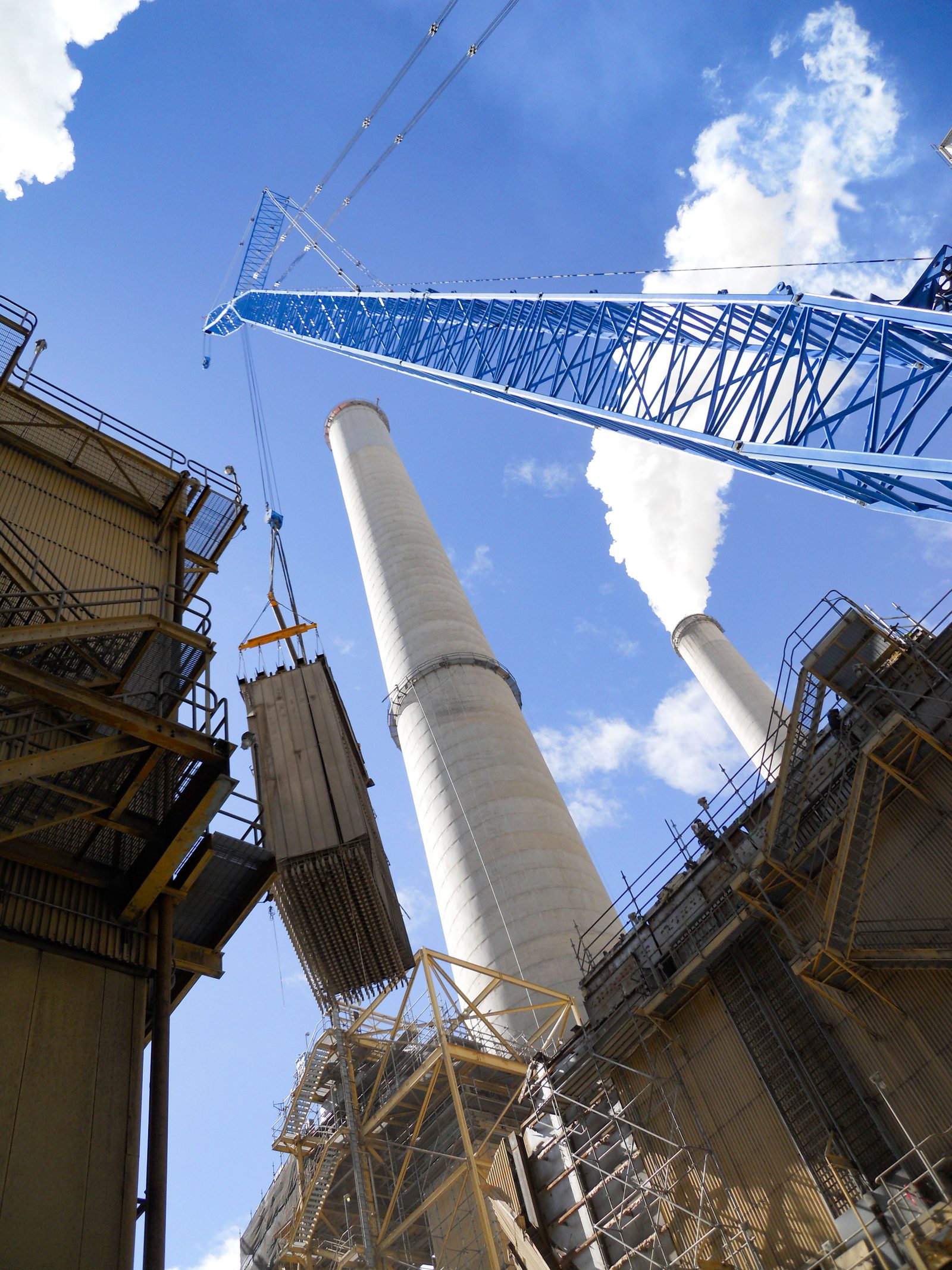 Critical lift of heavy equipment with crane